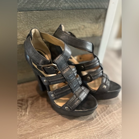 Frye Catrin Trapunto Platform Strapy
Gladiator Heels Sandals Gray Leather Sz 6.5 - Picture 13 of 15